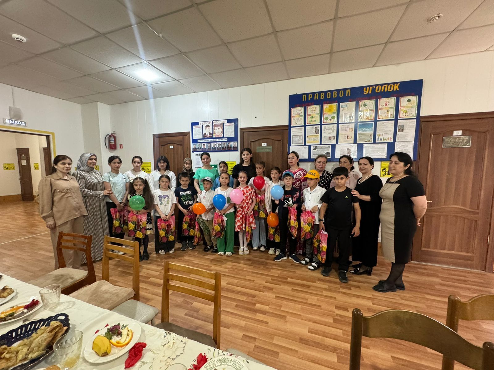 Специалисты отделения семьи Центра социального обслуживания провели праздничное мероприятие, приуроченное ко Всемирному Дню защиты детей.